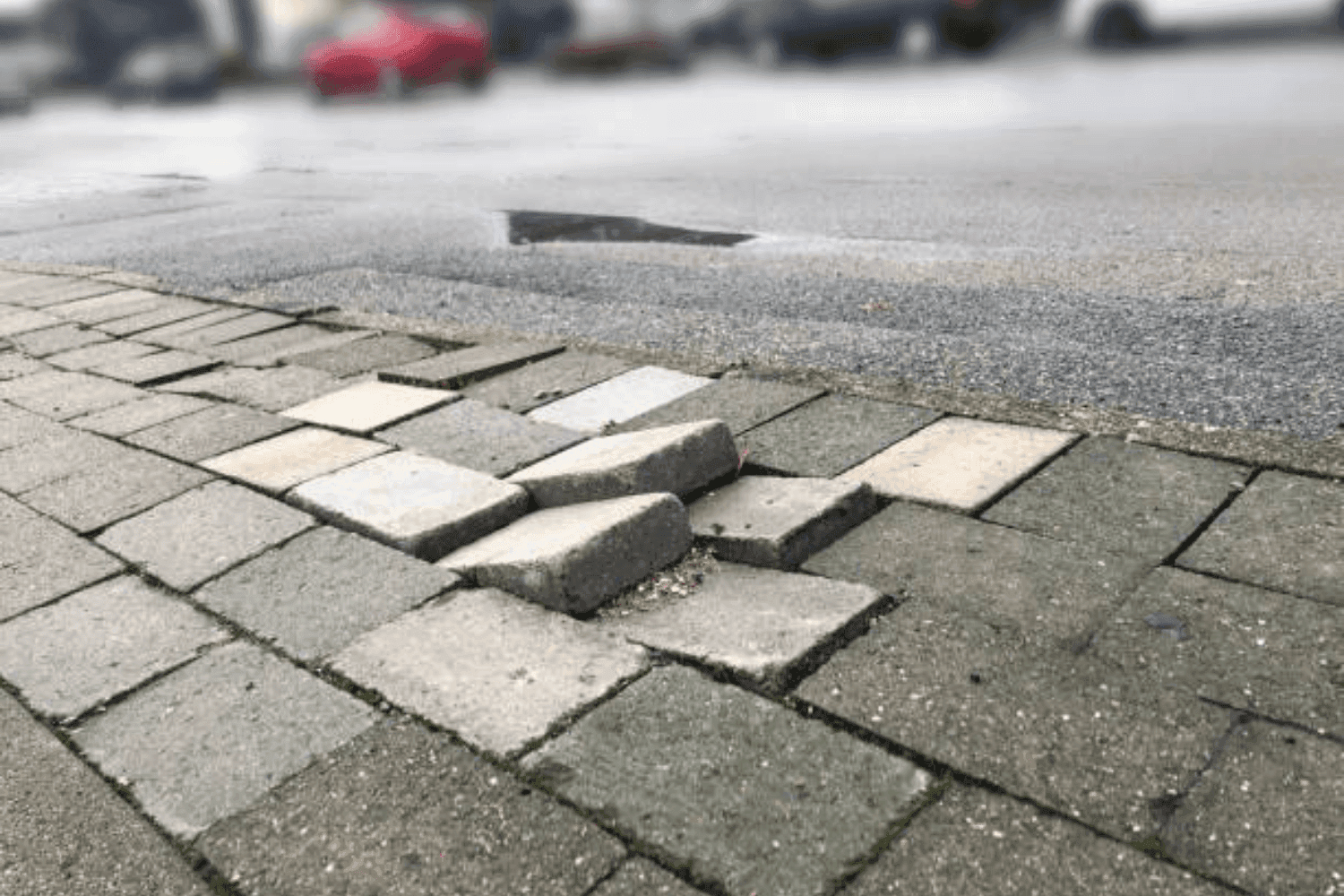 Losliggende stoeptegel – gevaarlijke situatie op openbare weg